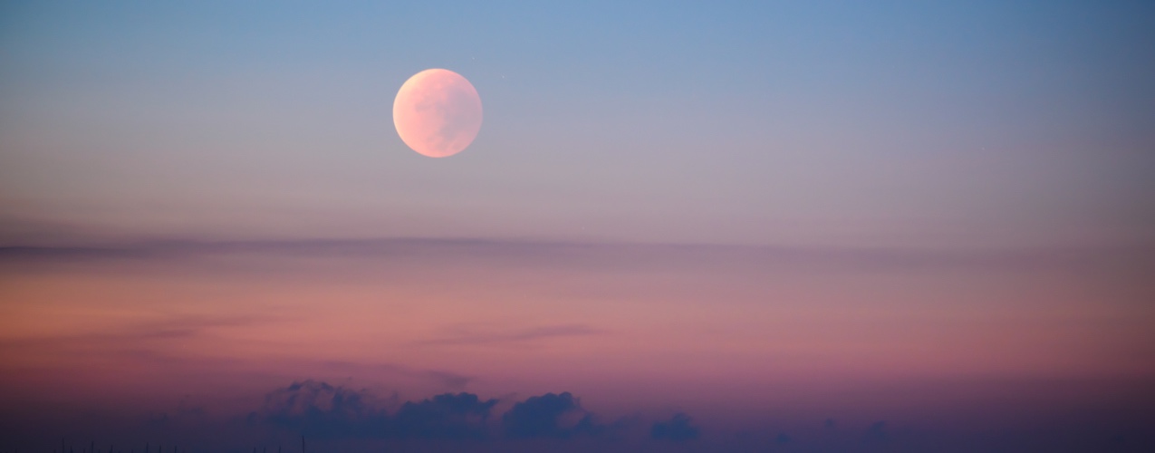 La luna rosada podría ser tu amuleto de suerte en abril