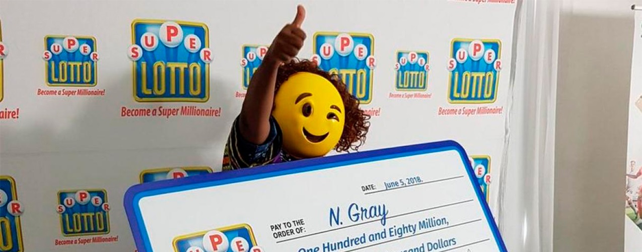 Gana 1,4 millones $ en la lotería y recoge el premio un emoji!