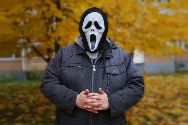 Hombre cobra premio millonario con máscara de Scream