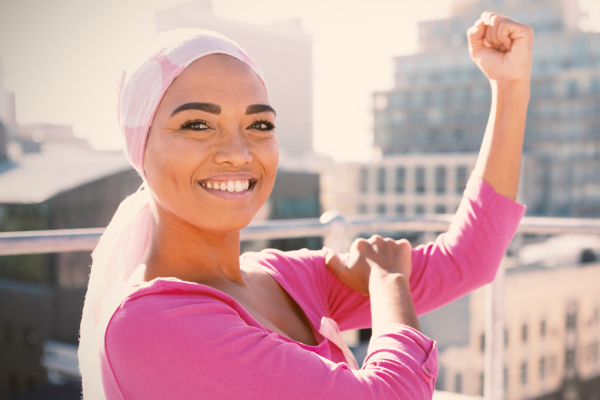 Una mujer supera el cáncer de mama y como regalo gana la