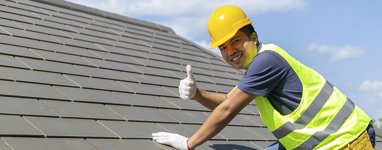 Gana la lotería y reconstruye el techo de la casa de una mujer sin recursos