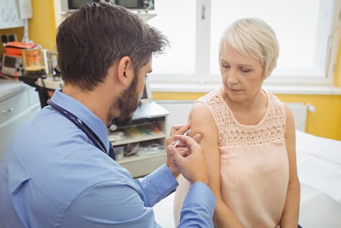 Mujer se vacuna contra COVID-19 y gana