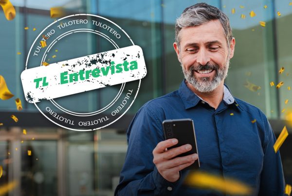 Ganador Tulotero mirando su celular