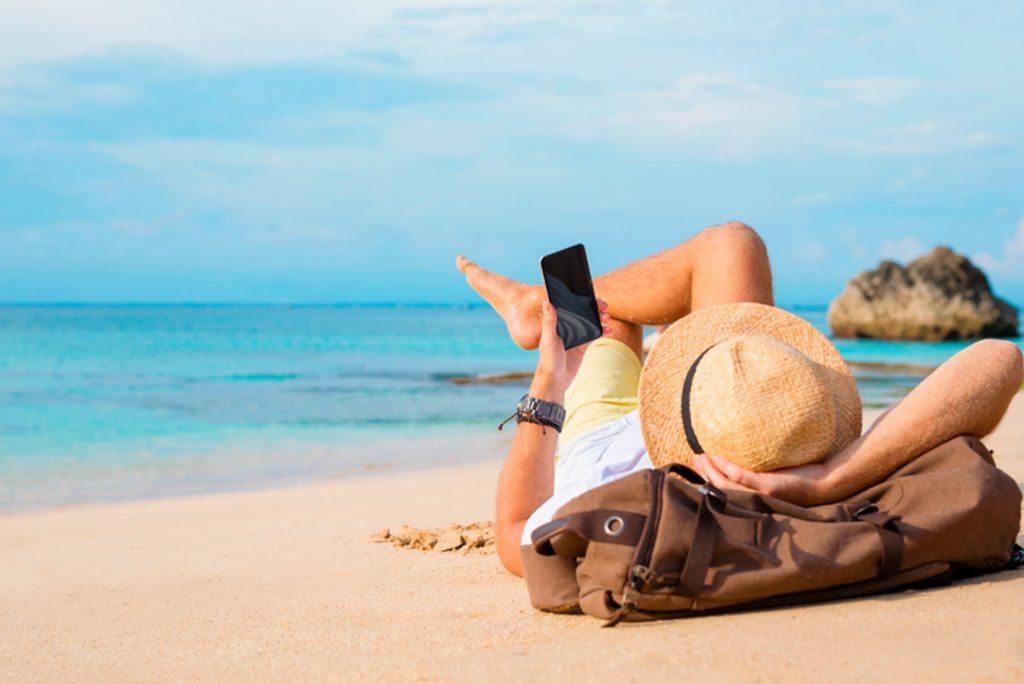 Ganador de Tris con Multiplicador disfrutando de su premio en la playa