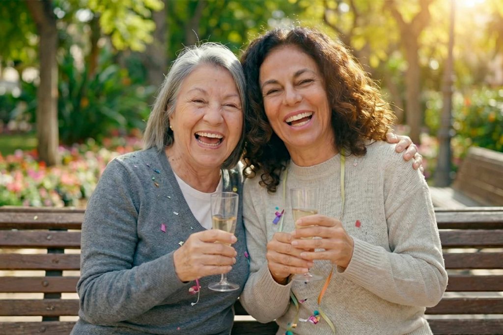 Madre e hija celebran juntas una posible sorpresa del Sorteo Magno del Día de la Madre.