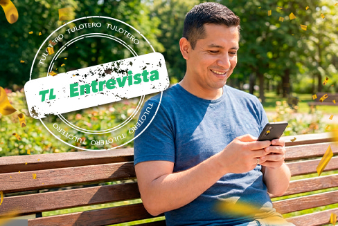 ganador del tris con multiplicador mirando su celular