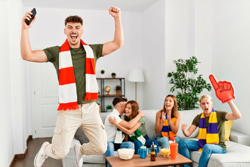 Aficionados celebrando al revisar su Progol de la Liga MX