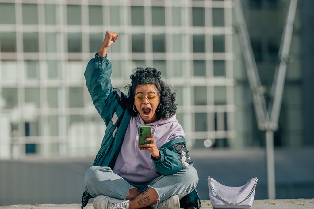 Mujer celebrando su premio tras haber activado la suscripción a tus boletos
