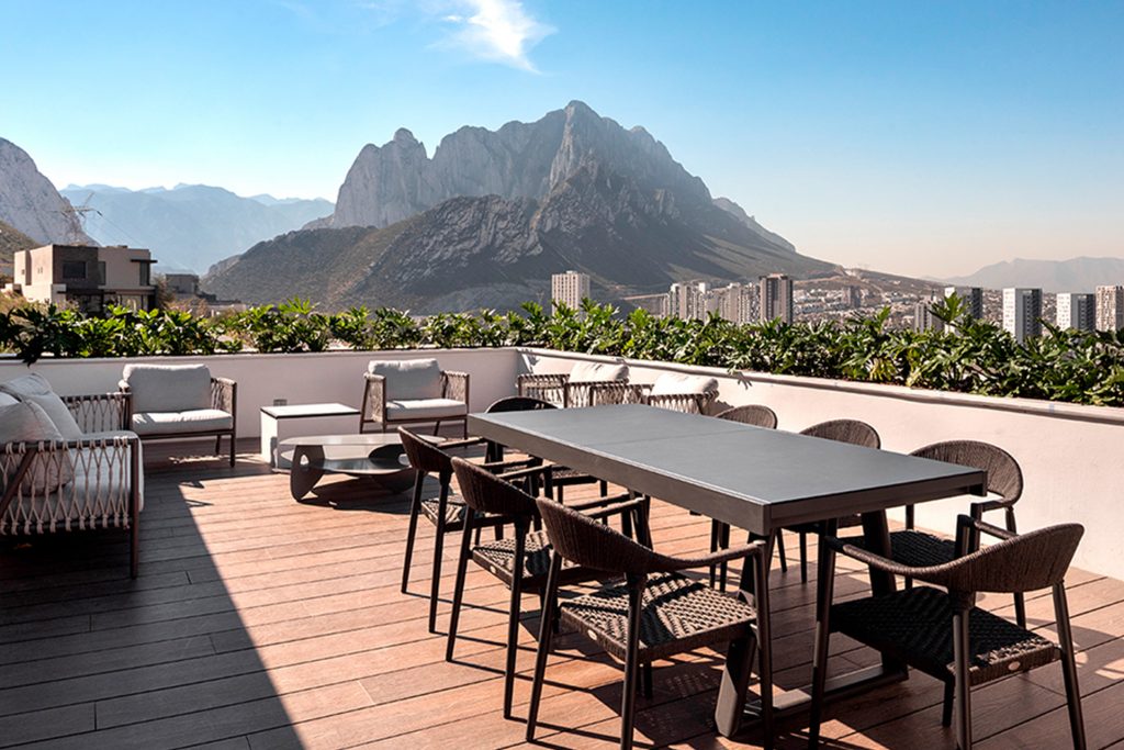 Terraza de Mons Civitas con vista a La Huasteca