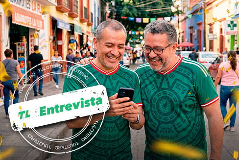 los ganadores progol media semana consultando su premio