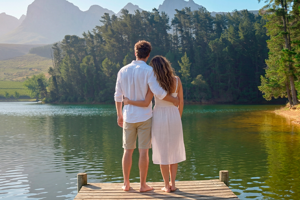 Escena de descanso junto al lago para ilustrar el Sorteo Dinero de X Vida