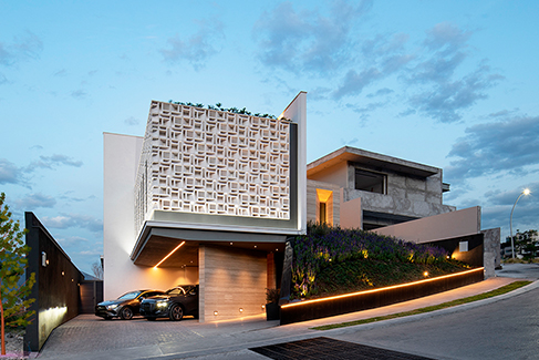 Fachada de Casa Mons Civitas, la casa del Sorteo Tec en Cordillera Residencial