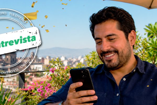 Entrevista al ganador de Melate Retro revisando su celular