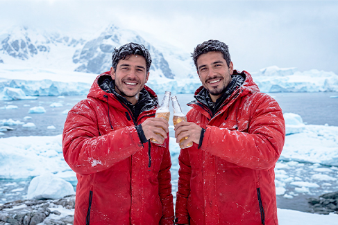 Dos hombres celebran el Día Internacional de la Cerveza