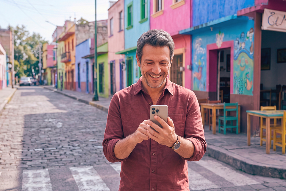 Hombre jugando al Gordito de Navidad 2026 en la app de TuLotero desde el celular
