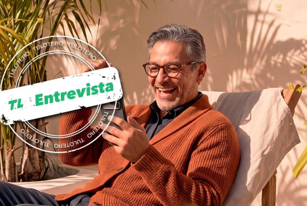 Hombre sonriente con lentes junto al rótulo «Entrevista», en una imagen sobre un ganador de Melate Retro.